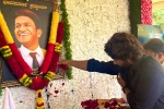 Allu Arjun, Puneeth Rajkumar filmography, allu arjun visits puneeth rajkumar s family, Puneeth rajkumar