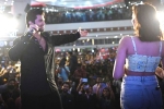 Vijay Deverakonda Mumbai, Vijay Deverakonda Mumbai, vijay deverakonda gets shocked with the huge crowds, Madness